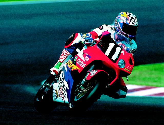 画像: 1995年(第18回大会)FIM 世界耐久選手権シリーズ第4戦 "コカ·コーラ"鈴鹿8時間耐久ロードレースでは、A.スライトが鈴鹿8耐史上初の3年連続優勝を達成。フリー走行で転倒したスライトの分も、パートナーの岡田忠之が頑張ったことが、この偉業の多大なるアシストとなった。 オートバイ/モーターマガジン社