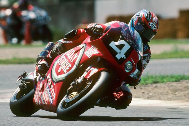 画像: 1999年(第22回大会)FIM 世界耐久選手権シリーズ第4戦 "スプライト"鈴鹿8時間耐久ロードレースを走るRVF/RC45。2年連続でスプライト鈴鹿8耐としての開催。そしてHonda RVF/RC45にとってはこの年が最終年となり、その花道を飾る立役者となったのは岡田忠之とアレックス・バロスのWGPコンビだった。 www.suzukacircuit.jp