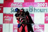 画像: 表彰台でじゃれあう加藤大治郎とC.エドワーズ。「コーリンとは体格差もあり、どうかな、と思ったけれど逆に彼のほうがこちらに合わせてくれたり、コンビネーションはバッチリでした」 オートバイ/モーターマガジン社