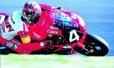 画像: 予選やスペシャルステージでは、ファクトリーのヤマハYZF-R7やカワサキZXR-7RRに遅れをとったキャビンホンダのVTR1000SPWだが、決勝は宇川/加藤組のシュアな走りで、周回数記録を更新しての勝利をおさめた。 オートバイ/モーターマガジン社
