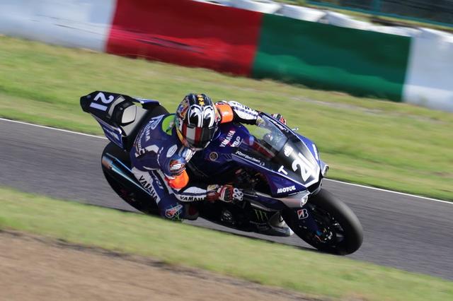 画像: 2016年大会で優勝したヤマハYZF-R1。SBKやBSBではドゥカティVツインも活躍してますが、近年の耐久レースの世界では並列4気筒の日本車が圧倒的に強く、それは鈴鹿8耐でも例外ではありません。今まで、外国製のモーターサイクルが鈴鹿8耐を制覇したケースはゼロです。 www.suzukacircuit.jp