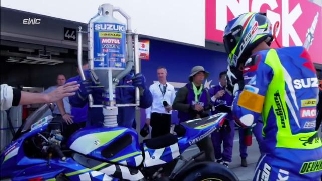 画像: ライダー交代、前後タイヤ交換、そして給油をスケジュールどおりの通常のピット作業では行います。そのほか、転倒やメカニカルトラブルの修理でピットインを強いられることは、大きなタイムロスになります・・・。 www.youtube.com