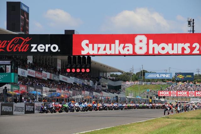 画像: 2016年大会の、ルマン式スタートの光景。2輪は4輪と違って自立しませんので、ピットクルー、またはパートナーのライダーが、それぞれチームのマシンを支えるのが特徴です。 www.suzukacircuit.jp
