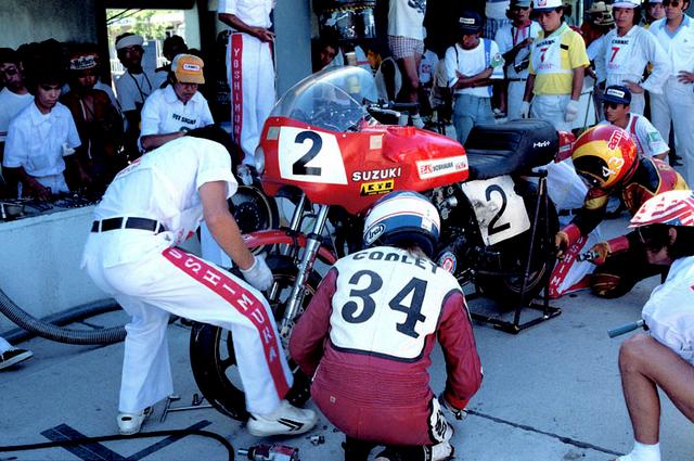 画像: 記念すべき第1回大会(1978年)に優勝した、ヨシムラのピット作業の様子。ヨシムラのピット作業の速さには定評があり、それがチームの伝統になっている。 オートバイ/モーターマガジン社