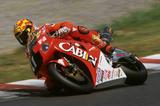 画像: 2001年(第24回大会)FIM 世界耐久選手権シリーズ第6戦 "コカ·コーラ"鈴鹿8時間耐久ロードレースでVTR1000SPWを走らせるV.ロッシ。2000年に続き、ホンダはロッシとエドワーズをエースに据えて挑戦。見事に悲願の優勝を達成。2000年には215周、2001年には217周を走破しており、最多周回数も2年連続で更新しています。 www.suzukacircuit.jp