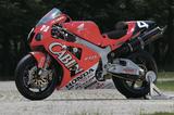 画像: 量産車のVTR1000SP-1をベース・・・とする、と語られることの多いホンダVTR1000SPWですが、正確にはHRCがレーシングモデルをまず開発し、それをベースに朝霞研究所が公道用モデルを開発・・・という手順で作業は進みました。つまり最初に作り上げられたのがワークスマシンのVTR1000SPWであり、このVツインがレースで勝つことを主目的にしていることが、その生い立ちからもわかります。 オートバイ/モーターマガジン社