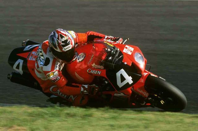 画像: 2000年(第23回大会)FIM 世界耐久選手権シリーズ第4戦 "コカ·コーラ"鈴鹿8時間耐久ロードレースを走るホンダVTR1000SPW。エースゼッケン11をつけたバレンティーノ・ロッシ/コーリン・エドワーズ組が、ふたりとも転倒を喫してリタイア。しかし宇川徹、加藤大治郎が見事優勝して、VTR1000SPWの鈴鹿8耐1勝目をゲットしています。 www.suzukacircuit.jp
