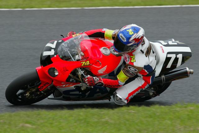画像: 2003年(第26回大会)FIM 世界耐久選手権シリーズ第6戦 "コカ·コーラ"鈴鹿8時間耐久ロードレースを走るVTR1000SPW。この年のホンダワークスにはアクシデントやトラブルが相次ぎ、鈴鹿8耐でのホンダの7連覇に黄信号が灯った。それを救ったのがサテライトチームとして2台のVTR10000SPWを走らせたチーム・桜井ホンダで、生見友希雄/鎌田学組が212周を走破して優勝した。 www.suzukacircuit.jp