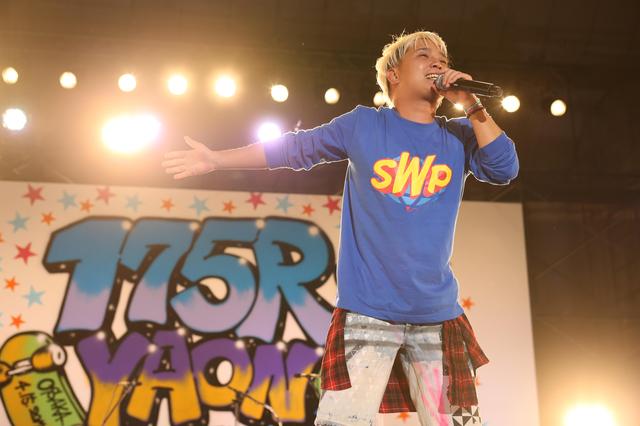 画像: 1998年 北九州にてSHOGOのわがままにより結成。 2003年Single「ハッピーライフ」でメジャーデビュー!同年4月にリリースしたSingle「空に唄えば」共にオリコン初登場1位という日本のロックバンド初となる快挙を成し遂げ、デビュー直後に行われた渋谷・代々木公園フリーライブでは25000人の観客が集まり話題に!その年の大晦日にはNHK紅白歌合戦に出場。 2004年には初の日本武道館公演も行った。 2007年10周年目突入を記念し初のベストアルバム「サンキュー・フォー・ザ・ミュージック」をリリースし初の全都道府県TOURを敢行!その年には初の海外公演(韓国)も行った。 2010年2月バンド史上最長・最大曲数を収録したFull Album「JAPON」をリリース!同年9月に年内のライブ活動をもって無期限の活動休止を発表。 2011年より活動休止。 2016年12月、6年間の活動休止から活動再開!2017年4月8日に日比谷野外大音楽堂、9日には大阪城野外音楽堂にて「活動祭開!青き春の野音」と題した6年振りのワンマンライブを開催!数々のTOURや夏フェス、イベント出演などライブバンドしての評価も高いロックバンド。 www.175R.com