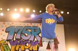 画像: 1998年 北九州にてSHOGOのわがままにより結成。 2003年Single「ハッピーライフ」でメジャーデビュー!同年4月にリリースしたSingle「空に唄えば」共にオリコン初登場1位という日本のロックバンド初となる快挙を成し遂げ、デビュー直後に行われた渋谷・代々木公園フリーライブでは25000人の観客が集まり話題に!その年の大晦日にはNHK紅白歌合戦に出場。 2004年には初の日本武道館公演も行った。 2007年10周年目突入を記念し初のベストアルバム「サンキュー・フォー・ザ・ミュージック」をリリースし初の全都道府県TOURを敢行!その年には初の海外公演(韓国)も行った。 2010年2月バンド史上最長・最大曲数を収録したFull Album「JAPON」をリリース!同年9月に年内のライブ活動をもって無期限の活動休止を発表。 2011年より活動休止。 2016年12月、6年間の活動休止から活動再開!2017年4月8日に日比谷野外大音楽堂、9日には大阪城野外音楽堂にて「活動祭開!青き春の野音」と題した6年振りのワンマンライブを開催!数々のTOURや夏フェス、イベント出演などライブバンドしての評価も高いロックバンド。 www.175R.com