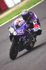 画像: 優勝チームのライダーは辻村猛/伊藤真一。TSRがチューンしたCBR1000RRは、カヤバ製サスペンション、ニッシン製ブレーキを採用。伊藤がブリヂストンタイヤのテストをしていた関係で、GPスペックのタイヤを持ってきて欲しいという伊藤のオーダーにブリヂストンが応えたことも、この勝利に大きく貢献しました。 オートバイ/モーターマガジン社