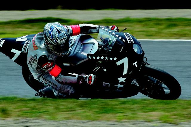 画像: 2004年(第27回大会)FIM 世界耐久選手権シリーズ第5戦 "コカ·コーラ"鈴鹿8時間耐久ロードレースを優勝したホンダCBR1000RRW。宇川徹と井筒仁康が、見事CBR1000RRWの鈴鹿8耐デビューウィンを達成した。 オートバイ/モーターマガジン社