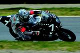 画像: 2004年(第27回大会)FIM 世界耐久選手権シリーズ第5戦 "コカ·コーラ"鈴鹿8時間耐久ロードレースを優勝したホンダCBR1000RRW。宇川徹と井筒仁康が、見事CBR1000RRWの鈴鹿8耐デビューウィンを達成した。 オートバイ/モーターマガジン社
