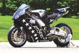 画像: フレームは基本骨格が変更できないため、量産車のCBR1000RR同様にエンジンを取りまく独特のデザインの、ツインスパータイプを採用。スイングアームはJSBでも交換が許されたため、CBR1000RRWは同じユニットプロリンクながら、量産車のCBR1000RRとは異なっていた。 オートバイ/モーターマガジン社