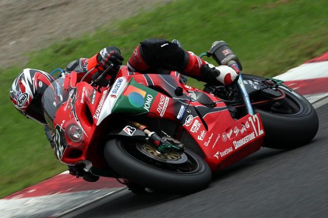 画像: GSX-R750の技術をベースとして作られてきたGSX-R1000だが、ホイールベースを短くしながらスイングアームを延長するなど、このモデルからエンジンも含めてすべてが一新された。そこにヨシムラテクノロジーが加わり、2007年以来の通算4勝目を決める。 www.suzukacircuit.jp