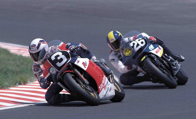 画像: 1985年大会に優勝したワイン・ガードナー/徳野政樹組(ゼッケン3、ホンダRVF750)。38周目にケニー・ロバーツ/平忠彦組(ヤマハ)に首位を奪われてしまうが、諦めずにこれを追撃。チームメイトに速さで勝るガードナーが2連続スティントを走りきった執念が、逆転勝利に結びついたと言えるのかもしれません。 オートバイ/モーターマガジン社