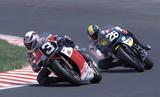 画像: 1985年大会に優勝したワイン・ガードナー/徳野政樹組(ゼッケン3、ホンダRVF750)。38周目にケニー・ロバーツ/平忠彦組(ヤマハ)に首位を奪われてしまうが、諦めずにこれを追撃。チームメイトに速さで勝るガードナーが2連続スティントを走りきった執念が、逆転勝利に結びついたと言えるのかもしれません。 オートバイ/モーターマガジン社