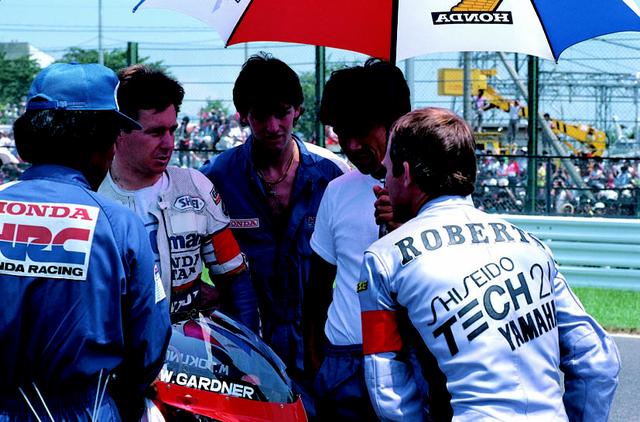 画像: 1985年大会、グリッド上でライバルのワイン・ガードナー(ホンダ)にプレッシャーを与える? K.ロバーツ(右)。 オートバイ/モーターマガジン社