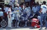 画像: 1990年のピットイン風景。ヤマハの日本人エースライダー、平忠彦は当時、「今までのペアの中で最も相性の良いライダー。ローソンのおかげです」と、自らの鈴鹿8耐初制覇を助けたローソンに感謝を述べていました。 www.suzukacircuit.jp