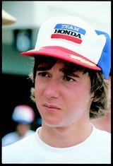 画像: 1980年、鈴鹿8耐初参加したときのフレディ・スペンサー。当時まだ18歳!のヤングライダーでしたが、ファスト・フレディとの呼び名どおりの速さを、すでに様々なカテゴリーで多くの人たちに見せつけていました。 オートバイ/モーターマガジン社