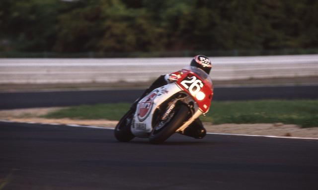 画像: ライトオンでヤマハYZF750を走らせるJ.コシンスキー。 www.suzukacircuit.jp