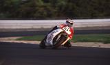 画像: ライトオンでヤマハYZF750を走らせるJ.コシンスキー。 www.suzukacircuit.jp