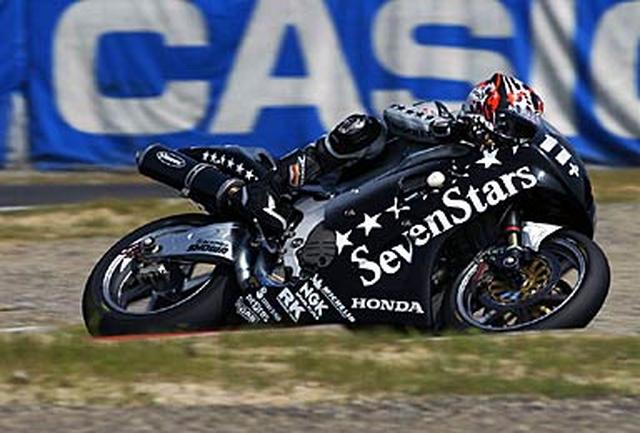 画像: 2003年大会では、セブンスターホンダのVTR1000SPWに乗るニッキー・ヘイデンが、2周目1コーナーでの多重事故後にレッカーでピットに戻ったため、審査委員会は失格という裁定を下しました(ほか数名が同じ理由で失格に)。チームはマーシャル指示に従ってレッカー車に乗ったのであり、失格は正当ではないという抗議をしましたが、この裁定が覆ることはありませんでした。 www.honda.co.jp