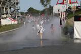 画像: ど〜ですか、お客さん!? こちらがミストです。暑い鈴鹿8耐には、とてもありがたいです! www.suzukacircuit.jp