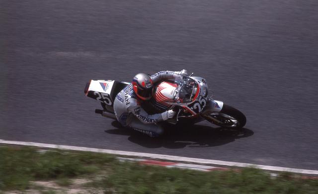 画像: 1987年大会で、ヤマハFZR750に乗るミック・ドゥーハン。予選は38位、決勝は70周でリタイアでした。 www.suzukacircuit.jp
