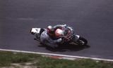 画像: 1987年大会で、ヤマハFZR750に乗るミック・ドゥーハン。予選は38位、決勝は70周でリタイアでした。 www.suzukacircuit.jp