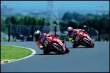 画像: 1998年大会、伊藤真一のホンダRVF/RC45(#33)を、RVF/RC45(#100)に乗り追いかける加藤大治郎。 オートバイ/モーターマガジン社