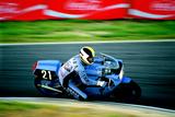 画像: K.ロバーツ/平組のFZR750は、スタートに失敗しポールポジションから最後尾近くまで落ちます・・・が、驚異的な追い上げで38周目には首位に立ちました。なお平忠彦のヘルメットは、全日本仕様では赤だった塗り分け部が「黄」になった特別仕様でした。 オートバイ/モーターマガジン社