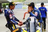 画像: モリワキ勢が1-2フィニッシュで8耐出場権を獲得! 喜び合う清成(左)と高橋裕紀。8耐本番ではどのような戦いぶりを見せてくれるのか・・・楽しみですね! www.moriwaki.co.jp