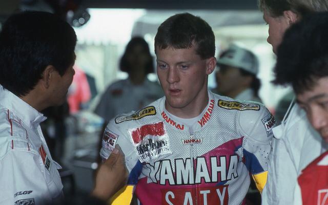 画像: 当時世界ロードレースGP250ccクラスで世界デビューした K.ロバーツJr. その後1995年までヤマハでGP250ccクラスを戦い、1996年はYZR500でGP500ccクラスへステップアップ。1997〜1998年はモデナスKR3で走りますが、1999年から父のもとを離れスズキへ。そこで本来の実力を発揮することになりました。 www.suzukacircuit.jp