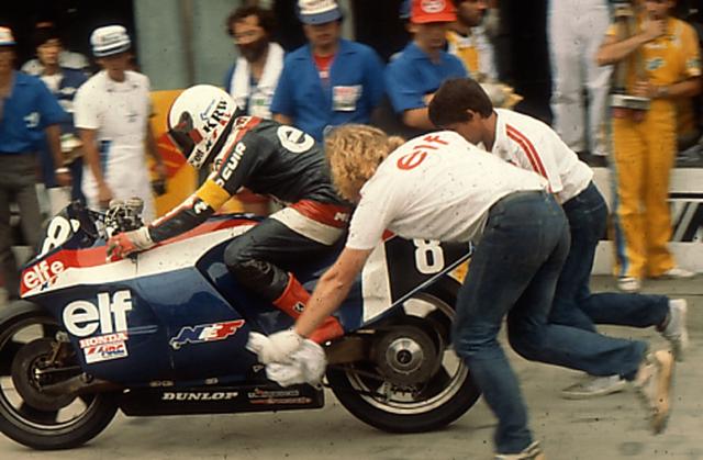 画像: 1983年大会、ピットロードからスタートするエルフe。手前のメカニックはMotoGPチーム「テック3」共同創設者のひとりで、ロードレースGP業界の有名人であるギー・クーロンその人です。 オートバイ/モーターマガジン社