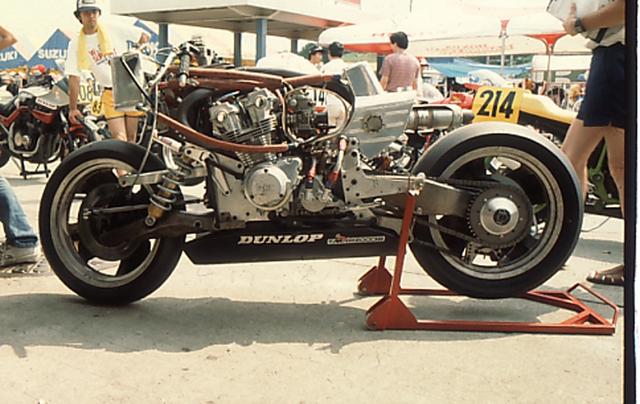 画像: エンジンはホンダRS1000(空冷4気筒DOHC4バルブ)を採用。潤滑方式はドライサンプです。燃料タンクは車体底部というユニークな位置にあります。 オートバイ/モーターマガジン社
