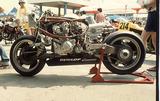 画像: エンジンはホンダRS1000(空冷4気筒DOHC4バルブ)を採用。潤滑方式はドライサンプです。燃料タンクは車体底部というユニークな位置にあります。 オートバイ/モーターマガジン社