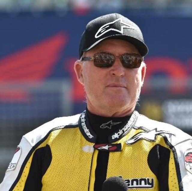 画像: 【プロフィール】 ケニー・ロバーツ氏 1951年生まれ。カリフォルニア州出身。 1978年にYAMAHAのワークスライダーとしてWGP(ロードレース世界選手権)に参戦すると、その年から3年連続でチャンピオンを獲得。“キング・ケニー”の愛称で親しまれる。鈴鹿8耐においては、1985年、1986年の2年連続で参戦。 1985年の鈴鹿8耐では当時の全日本ロードレースチャンピオン・平忠彦とのペアで出場。トップを独走し、YAMAHA史上初の鈴鹿8耐優勝をもたらすかと思われたが、マシントラブルによりコントロールライン直前で停車。リタイヤとなるも、鈴鹿8耐史に残る名シーンとして語り継がれている。