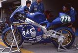 画像: 2000年大会のピットでのAC91M。世界ロードレースGPで活躍した他のACシリーズ同様、独自開発のシャシーを採用しています。エンジンはホンダCBR系を用いてます。 www.suzukacircuit.jp