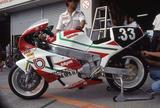 画像: 当時のビモータ代理店、カロッツェリア・ジャパンが運営するチームから、1990年の鈴鹿8耐に参戦したYB4。その車名が示すとおり、ヤマハFZR750用のジェネシス水冷並列4気筒DOHC5バルブエンジンを搭載しています。早くも電子制御式フューエルインジェクションを採用していたのも、YB4の特徴でした。©鈴鹿サーキット/(株)モビリティランド