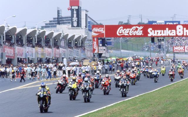 画像: スタートで好スタートを切ったケンツのスズキGSX-R1000(ゼッケン8) ©鈴鹿サーキット/(株)モビリティランド