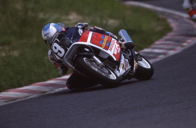 画像: 1987年大会を走る、ヤマモトレーシングのホンダVFR750F。ステアリングヘッドの位置が高いためハンドルバーが高く、「昔」のスーパーバイクっぽさを感じさせるマシンです。 ©オートバイ/モーターマガジン社