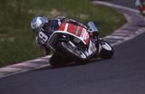 画像: 1987年大会を走る、ヤマモトレーシングのホンダVFR750F。ステアリングヘッドの位置が高いためハンドルバーが高く、「昔」のスーパーバイクっぽさを感じさせるマシンです。 ©オートバイ/モーターマガジン社