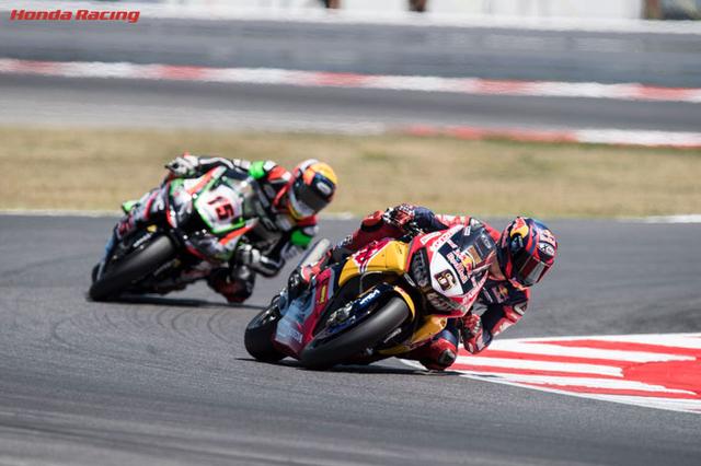 画像: 僚友ニッキー・ヘイデンの突然の死により、Red Bull Honda World Superbike Teamの唯一のライダーとしてホンダCBR1000RRを走らせるS.ブラドル。昨年の鈴鹿8耐でリタイアに終わったニッキーの代わりに、リベンジを果たすことができるか・・・注目しましょう。 www.honda.co.jp