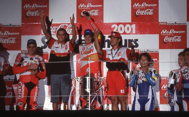 画像: C.エドワーズ(中央)、V.ロッシ(中央から左)とともに、2001年大会の表彰台の中央に立つ鎌田学(中央から右)。 www.suzukacircuit.jp