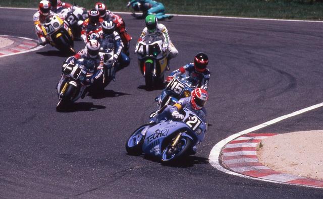 画像: シケインに侵入するヤマハYZF750とK.マギー。 ©︎鈴鹿サーキット/モビリティランド
