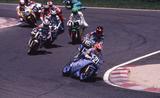 画像: シケインに侵入するヤマハYZF750とK.マギー。 ©︎鈴鹿サーキット/モビリティランド