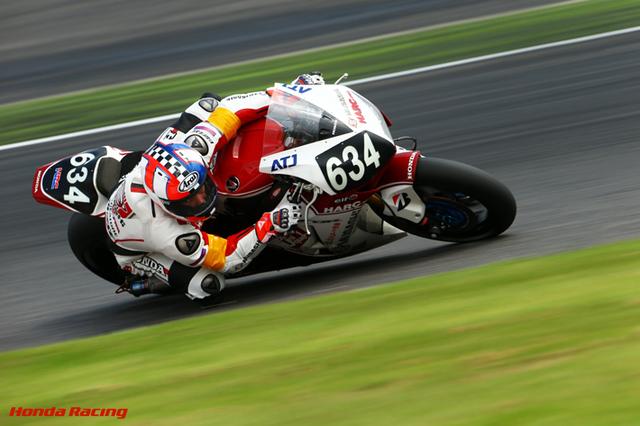 画像: 2014年の鈴鹿8耐、MuSASHi RT ハルクプロのメンバーとしてCBR1000RRを駆るL.ハスラム。 www.honda.co.jp