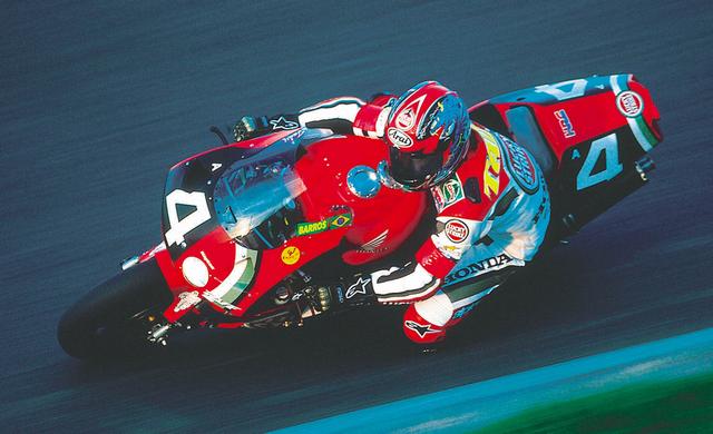 画像: 1994年大会から、ホンダの主戦マシンとして活躍したRVF/RC45の鈴鹿8耐ラストレースで優勝した岡田。 ©︎オートバイ/モーターマガジン社