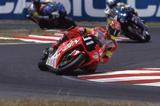 画像: 2001年、V.ロッシのパートナーとして、鈴鹿8耐をホンダVTR1000SPWで走るC.エドワーズ。 ©︎鈴鹿サーキット/モビリティランド